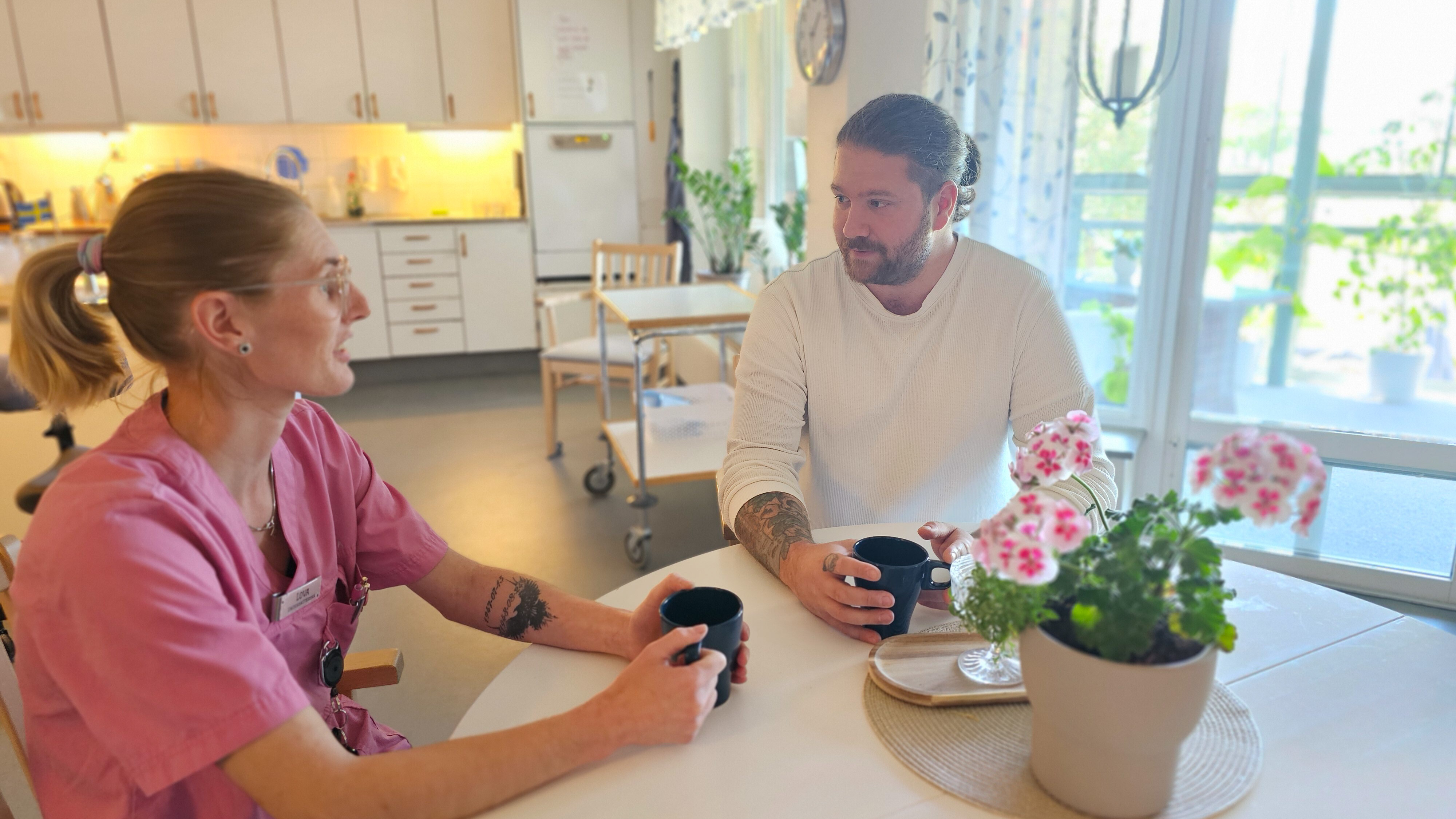 Två kollegor tar en fika på ett särskilt boende i Vadstena kommun.